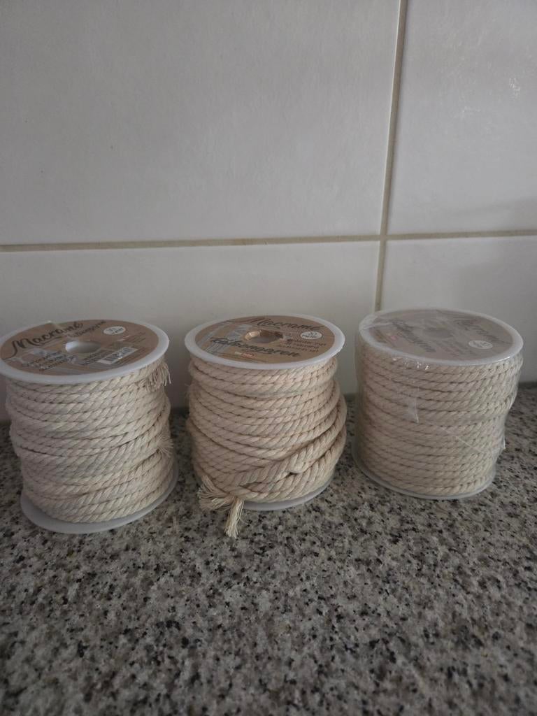 Macramé garen - 3 klossen, deels gebruikt, Textiel, Beige, Ophalen of Verzenden, Zo goed als nieuw