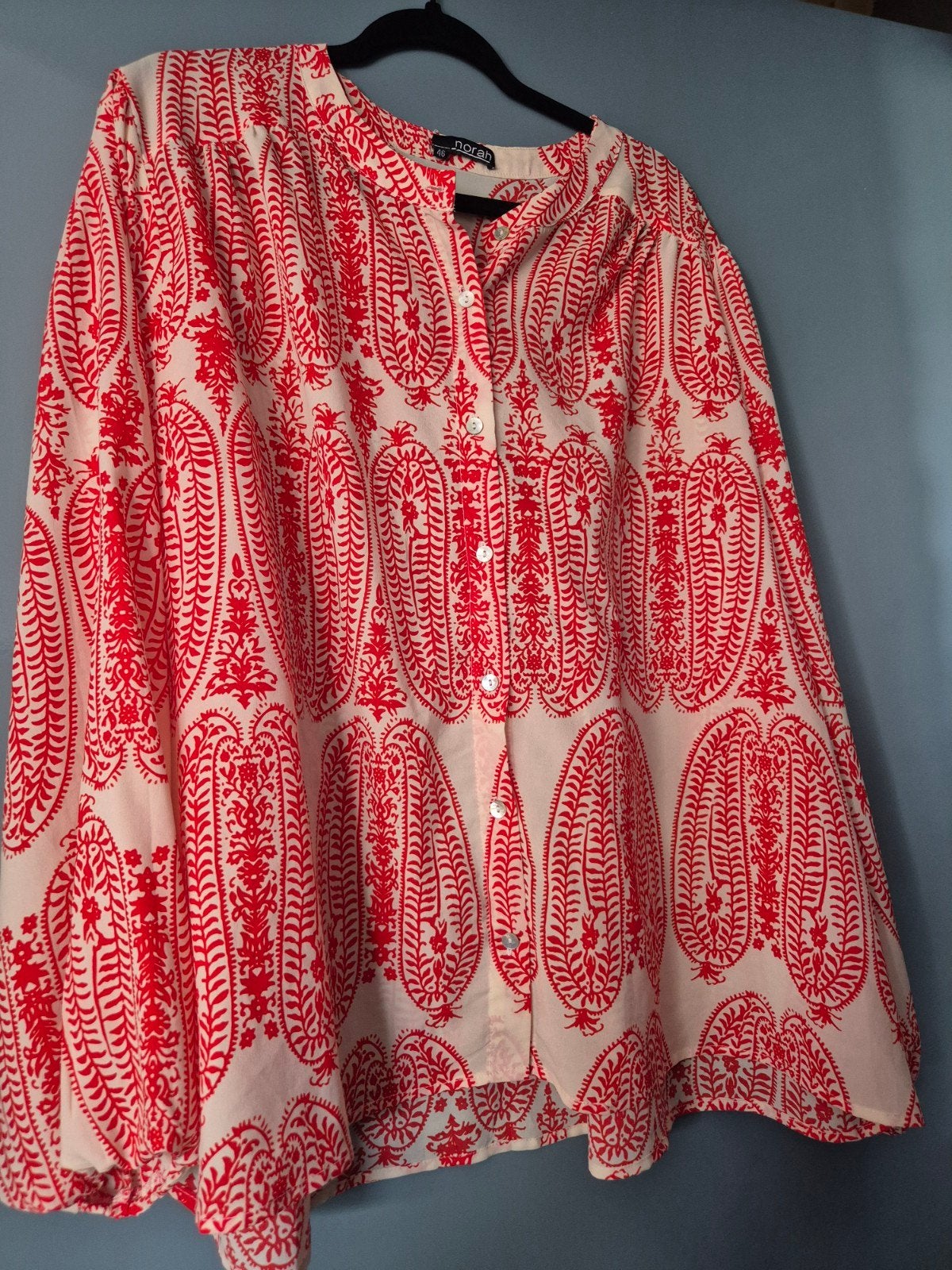 Norah Blouse met Rode Print - Maat 46, Kleding | Dames, Blouses en Tunieken, Zo goed als nieuw, Maat 46/48 (XL) of groter, Rood