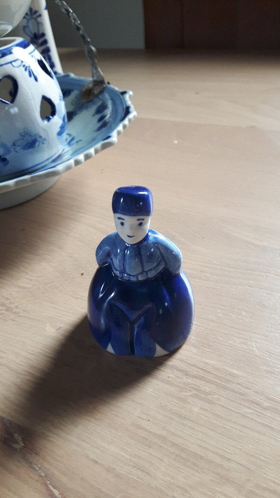 Delfts Blauw beeldje  in traditionele klederdracht, Ophalen of Verzenden, Zo goed als nieuw, Mens