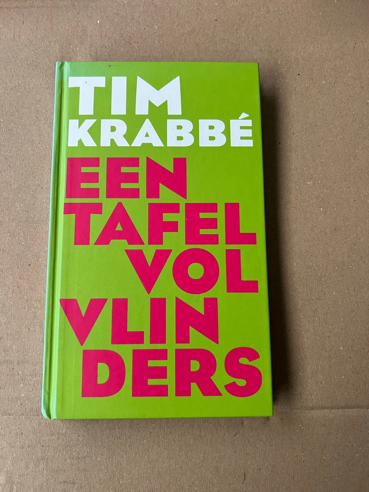 Tim Krabbé - Een Tafel Vol Vlinders (Hardcover), Boeken, Ophalen of Verzenden, Gelezen, Nederland