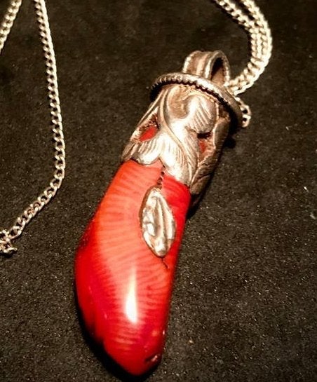 Zilveren hanger met bloedkoraal, Sieraden, Tassen en Uiterlijk, Kettingen, Gebruikt, Verzenden, Met edelsteen, Rood
