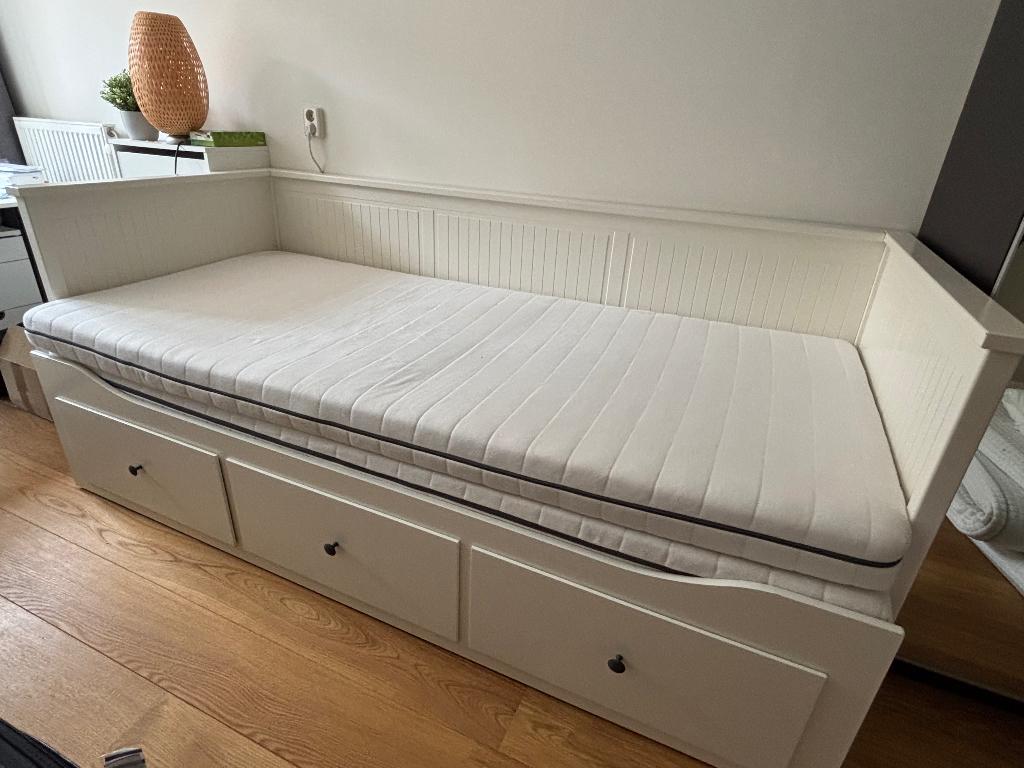 IKEA Hemnes Day Bed, Huis en Inrichting, Slaapkamer | Bedden, Ophalen, Wit, Tweepersoons, Zo goed als nieuw