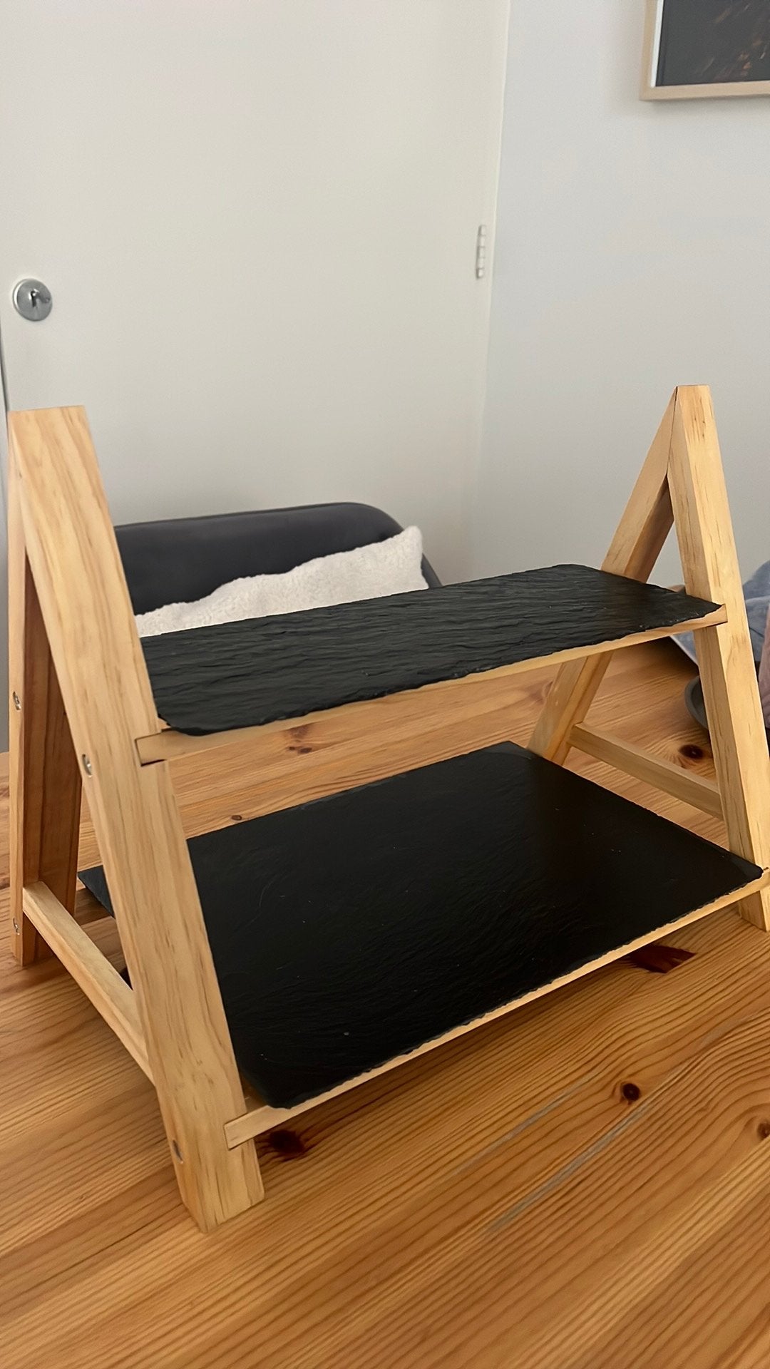 Houten etagère met 2 leistenen plateaus – serveerstandaard, Ophalen, Zo goed als nieuw, Overige