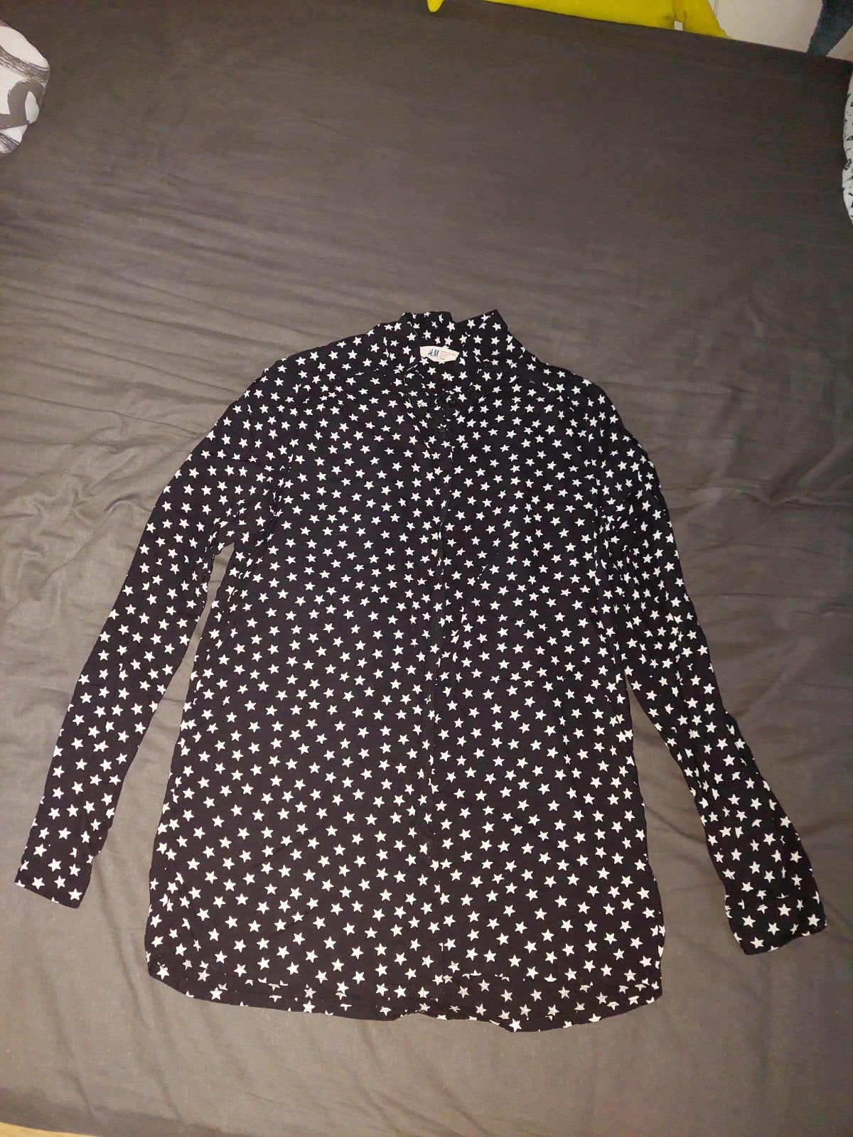 Zwarte blouse met sterrenpatroon, Kinderen en Baby's, Kinderkleding | Maat 164, Meisje, H&M, Overhemd of Blouse, Ophalen of Verzenden