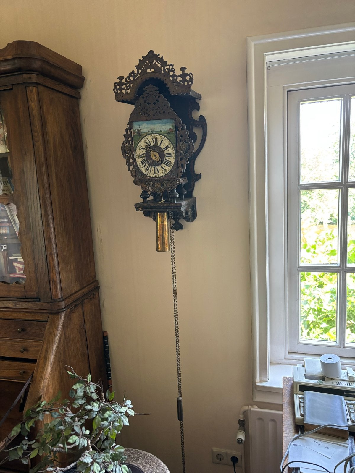 Antieke wandklok met schilderij en slinger, Ophalen
