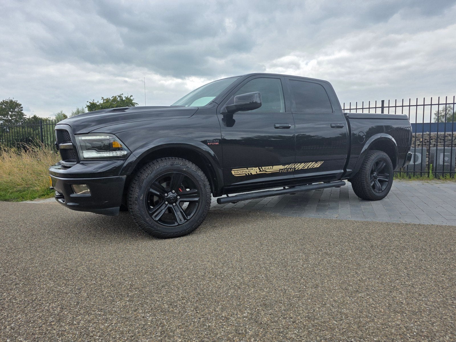 Dodge Ram 1500 5.7L V8 4x4 Crew Cab 5'7 Youngtimer, Automaat, 3500 kg, 5654 cc, Zwart