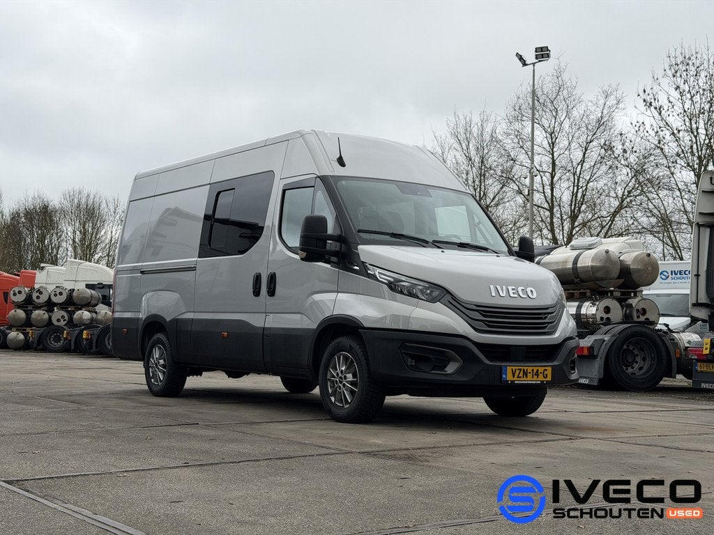 Iveco Daily Multicab 35S18V A8 Luchtvering • Adaptive Crui, Auto's, Automaat, Gebruikt, 4 cilinders, Origineel Nederlands