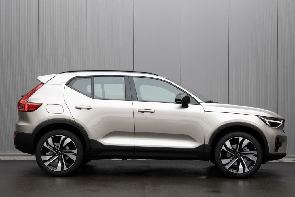 Volvo XC40 B4 MY2027 SAMENSTELLEN EXTRA VOORDEEL, Auto's, Volvo, 15 km/l, Gebruikt, 4 cilinders, 1969 cc