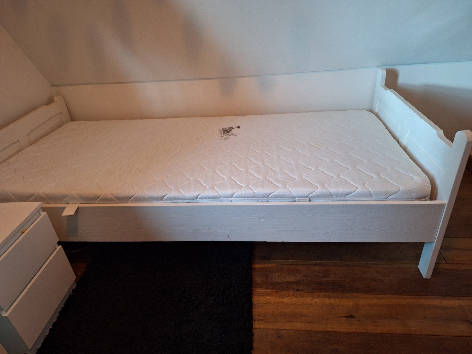 Wit eenpersoonsbed met lattenbodem en matras, Ophalen, Gebruikt, 90 cm, Eenpersoons