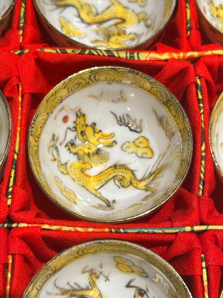 Set van 12 handbeschilderde Chinese porseleinen theekopjes, Ophalen of Verzenden, Div, Div, Div