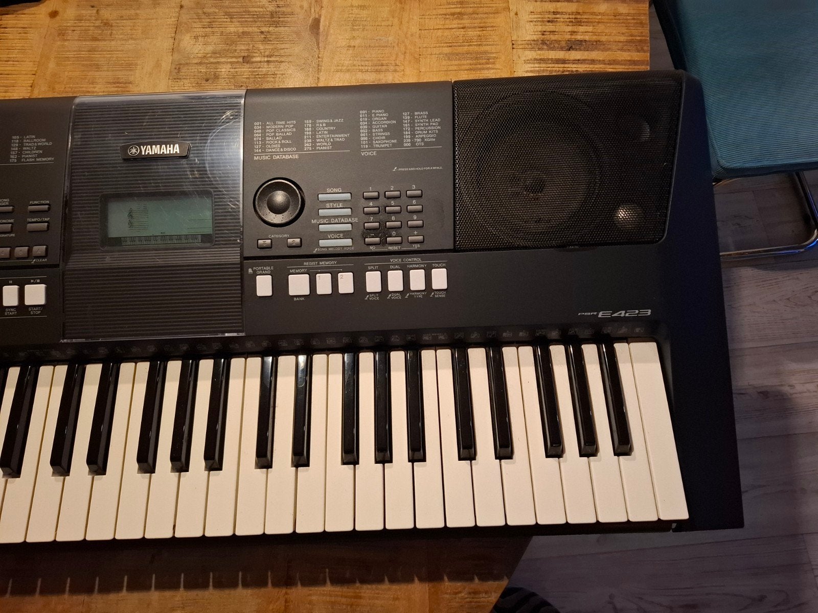 Foto 3 van Yamaha PSR-E423 keyboard met standaard en voeding