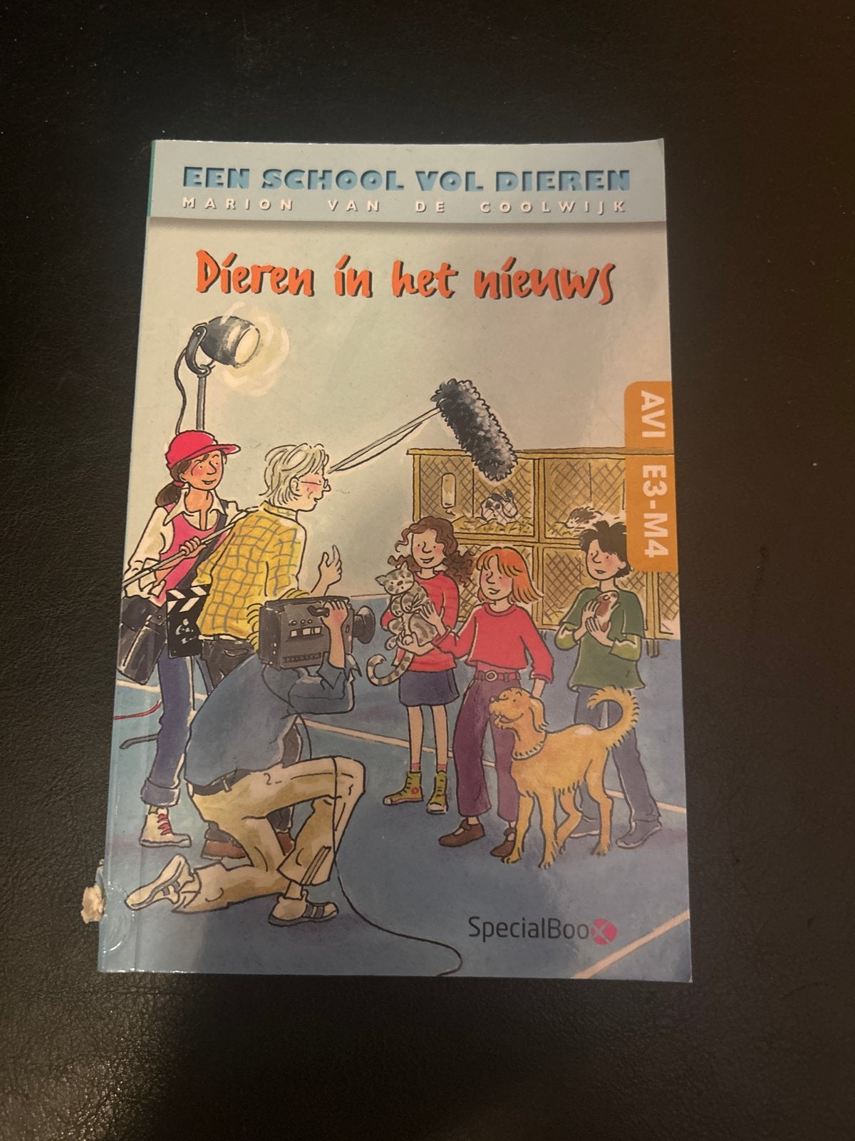 Dieren in het nieuws - Een school vol dieren, Ophalen of Verzenden, Gelezen, 6 tot 12 maanden