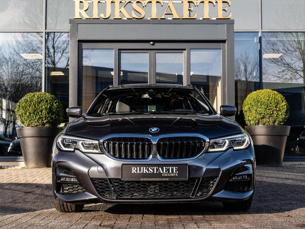 BMW 3-serie Touring 320e High Executive|PANO|M-PAKKET|18'', 1998 cc, Gebruikt, 4 cilinders, Lichtsensor