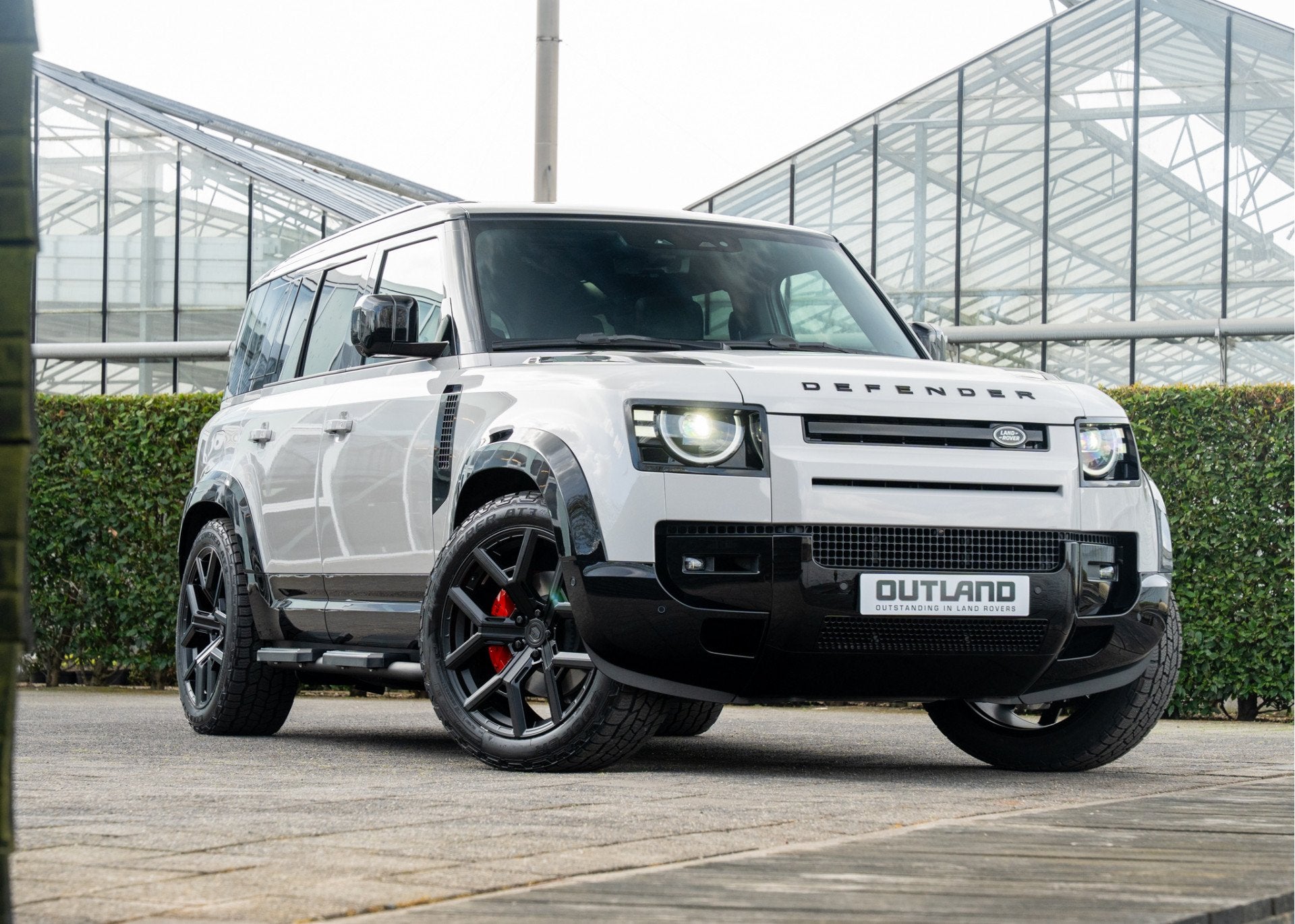 Land Rover Defender 110 P300e 110 X-Dynamic HSE | VERWACHT |, Auto's, Gebruikt, Zwart, 4 cilinders, 3000 kg