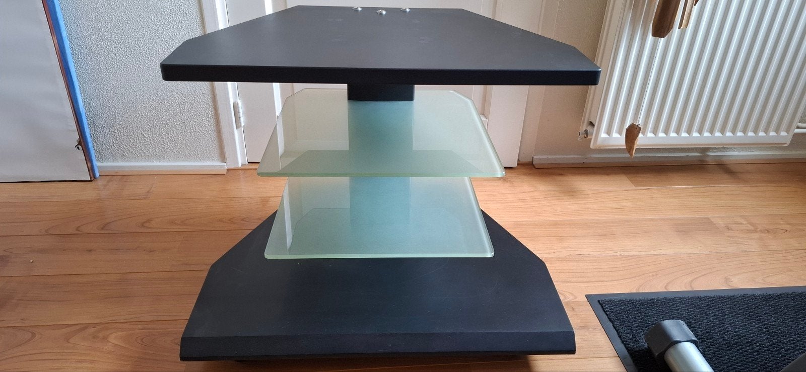 Zwart TV-meubel met glazen planken op wieltjes, Huis en Inrichting, Ophalen, Gebruikt, Overige houtsoorten, 50 tot 100 cm