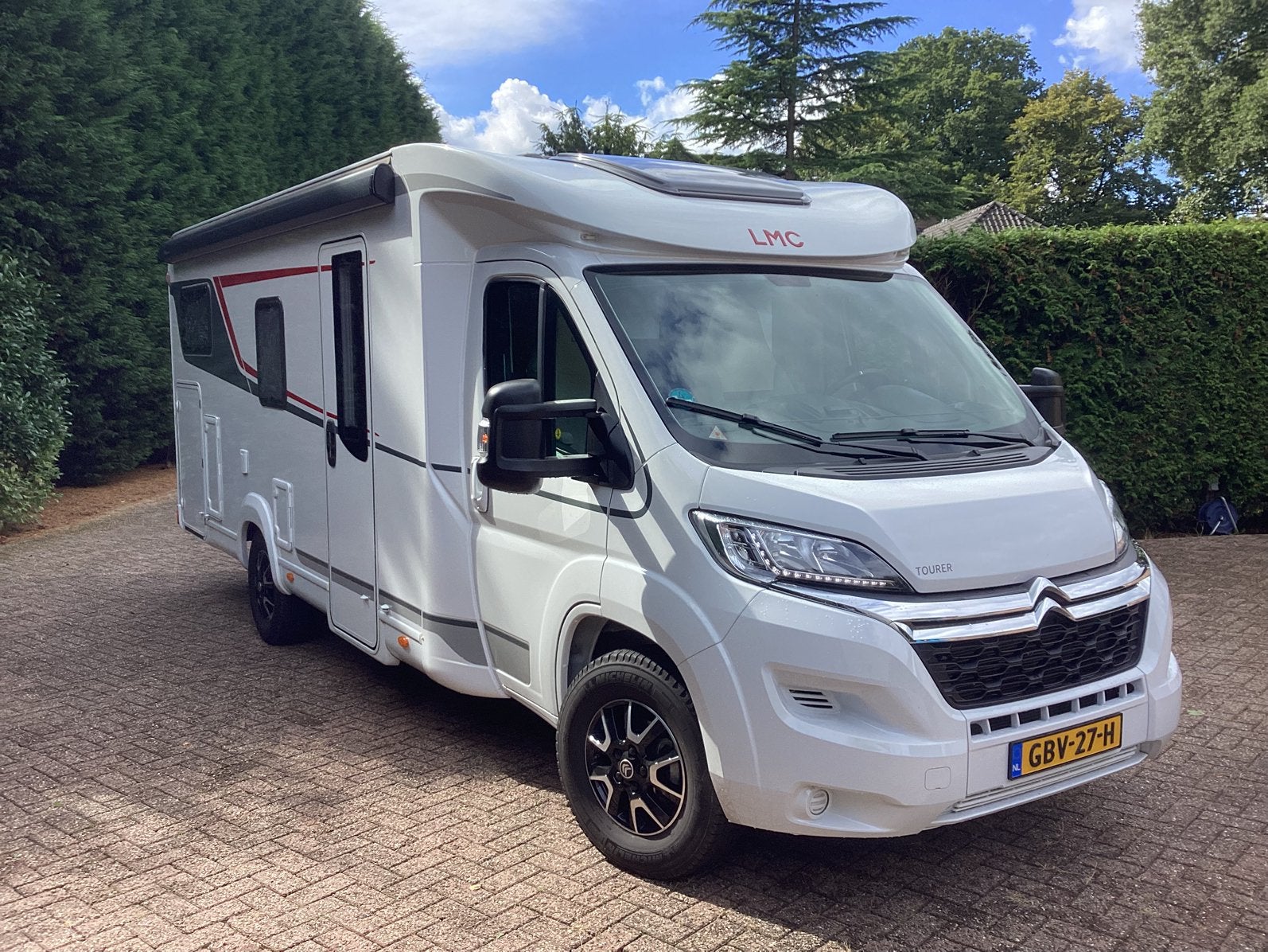 LMC Tourer T730G BJ 2023  lage KM stand 15.500 KM Nieuwstaat, Luifel, Koelkast, Ringverwarming, 7 tot 8 meter