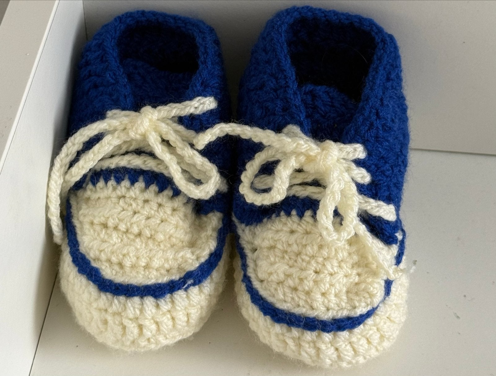 Handgehaakte babyslofjes - blauw en crème, Kinderen en Baby's, Ophalen, Nieuw, Jongetje, Slofjes