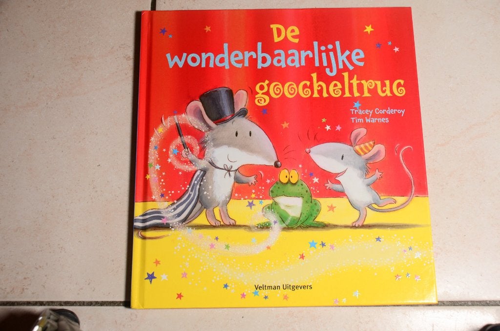 De Wonderbaarlijke Goocheltruc / Tracey Corderoy, Ophalen of Verzenden, Zo goed als nieuw, Fictie algemeen, Voorleesboek