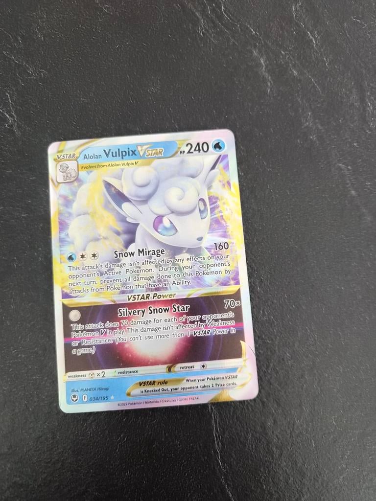 Alolan Vulpix VSTAR Pokémon kaart (034/195) + hard sleeve, Ophalen of Verzenden, Zo goed als nieuw, Losse kaart, Foil