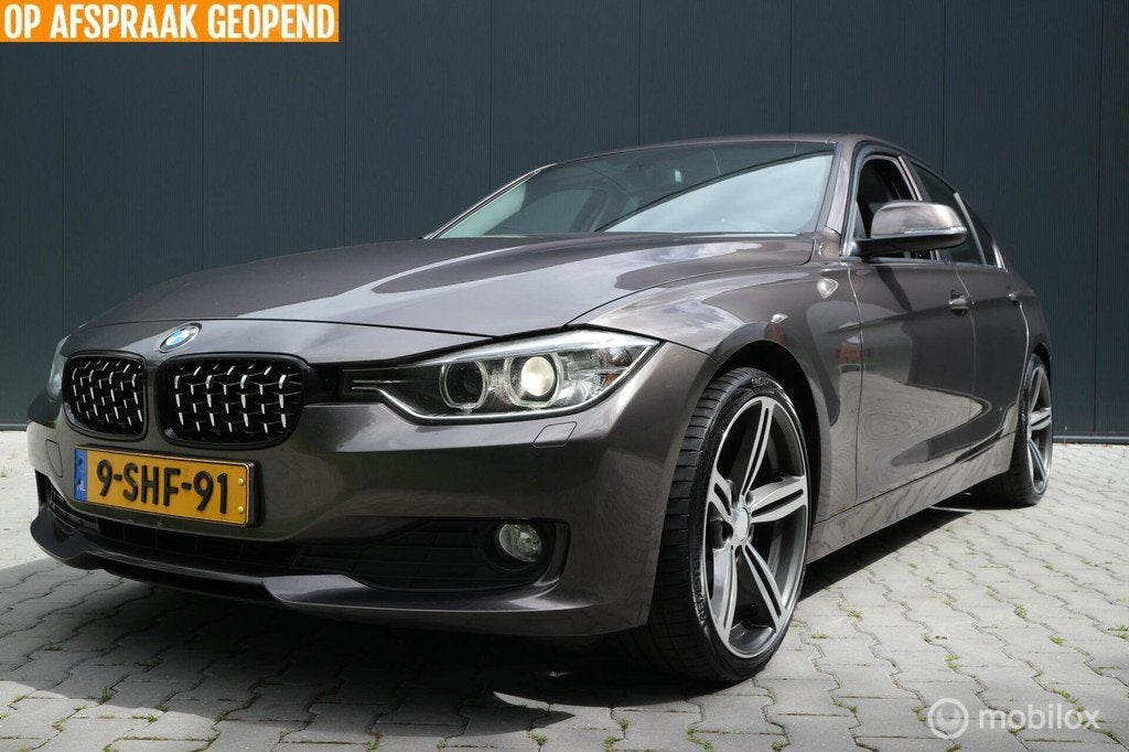 BMW 3-serie 320d High Executive AUTOMAAT/XENON/NAVIGATIE/NAP, Auto's, Automaat, Euro 5, Achterwielaandrijving, 4 cilinders