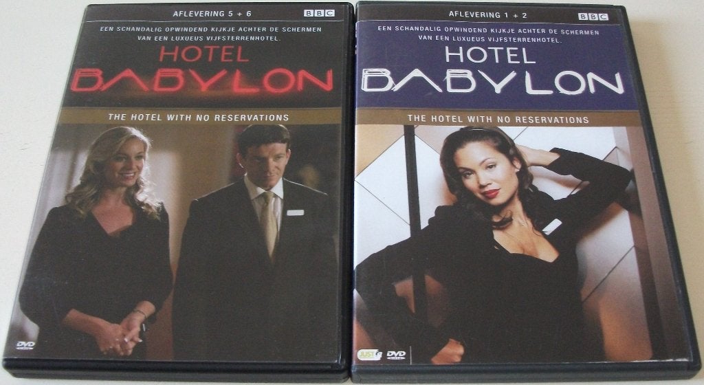 TV-Serie *** HOTEL BABYLON *** 2 stuks, Engels, Nederlands, Ophalen of Verzenden, Zo goed als nieuw