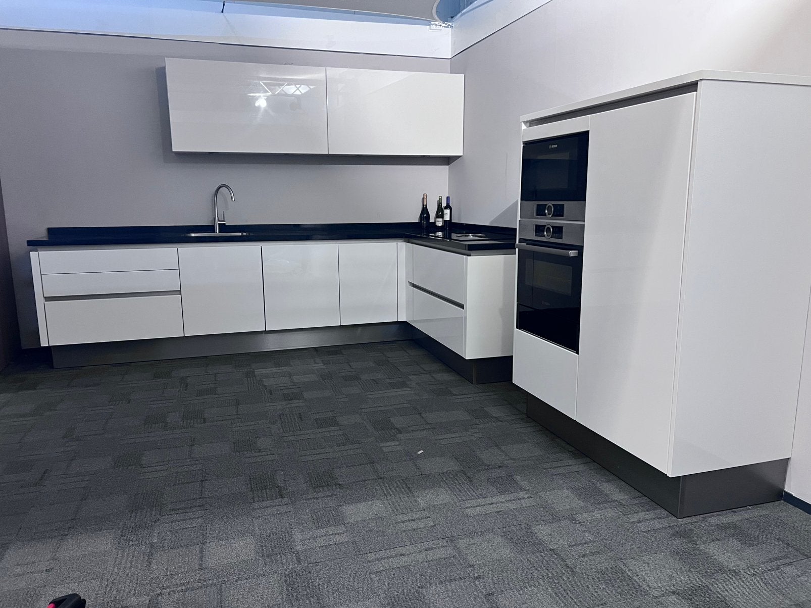 Foto 20 van Puntgave Siematic keuken met bora en zwart granieten blad.