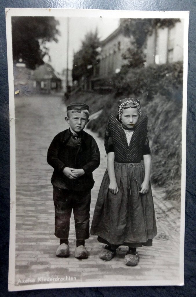 Kaart Fotokaart Kinder in Axelse Klederdrachten, 1950, Verzamelen, Verzenden, 1940 tot 1960, Gelopen, Zeeland