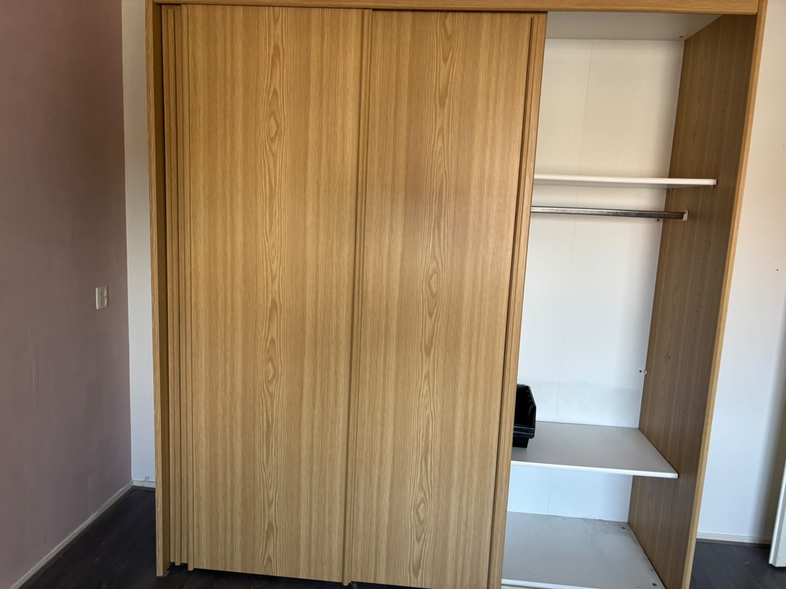Ruime kledingkast met schuifdeuren en veel opbergruimte, Ophalen, Gebruikt, 200 cm of meer, Met plank(en)