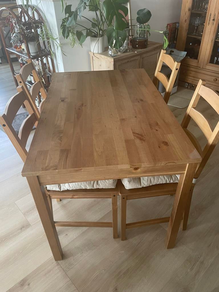IKEA eettafel met 4 stoelen - massief hout, Ophalen, Zo goed als nieuw, 4 tot 6 stoelen