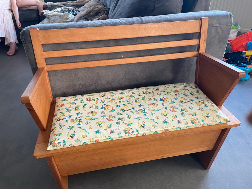 Houten kinderbankje met opbergruimte en kussen, Gebruikt, Overige kleuren, Ophalen of Verzenden, Eén