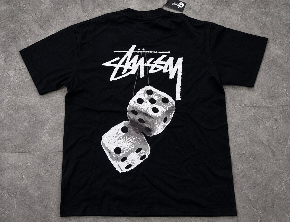Stüssy Dice T-shirt – Zwart, Kleding | Heren, T-shirts, Verzenden, Nieuw, Maat 52/54 (L), Zwart
