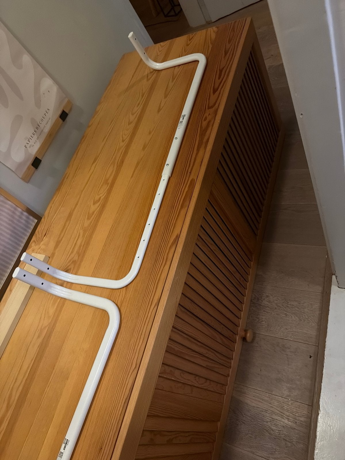 Houten kast met louvre deuren, Ophalen, Gebruikt, 100 tot 150 cm, Grenenhout