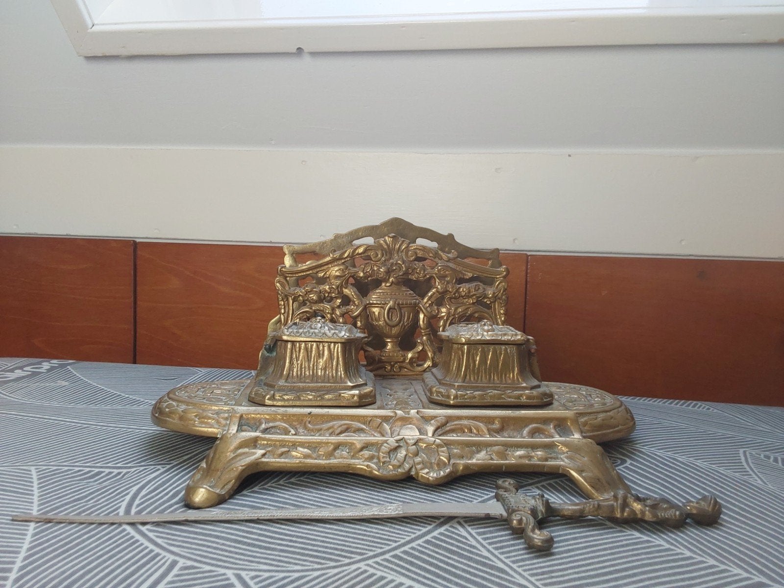 Antieke bronzen bureauset met inktpotten en briefopener, Ophalen