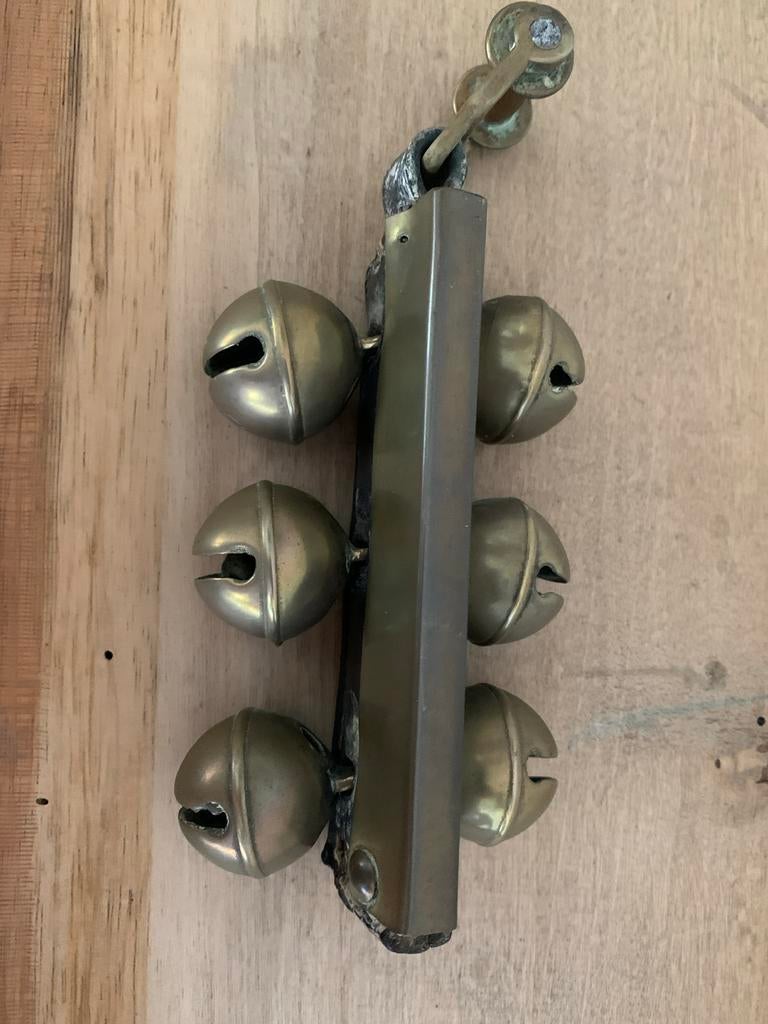 Vintage messing bellen aan leren riem  - decoratief, Antiek en Kunst, Ophalen of Verzenden