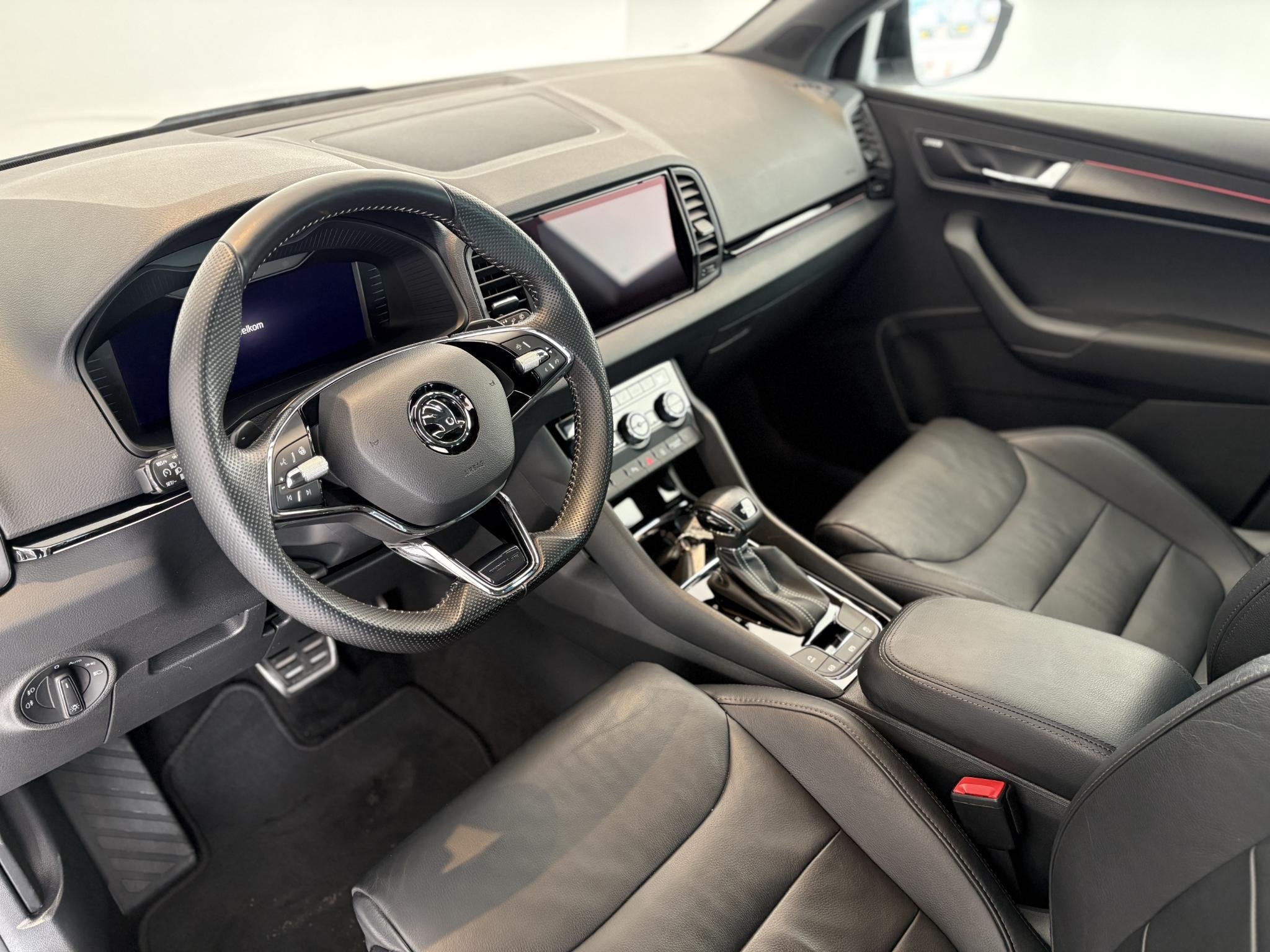 Skoda Karoq 1.5 TSI Sportline Business Carplay / Android, Auto's, Stof, 4 cilinders, Wit, 19 km/l