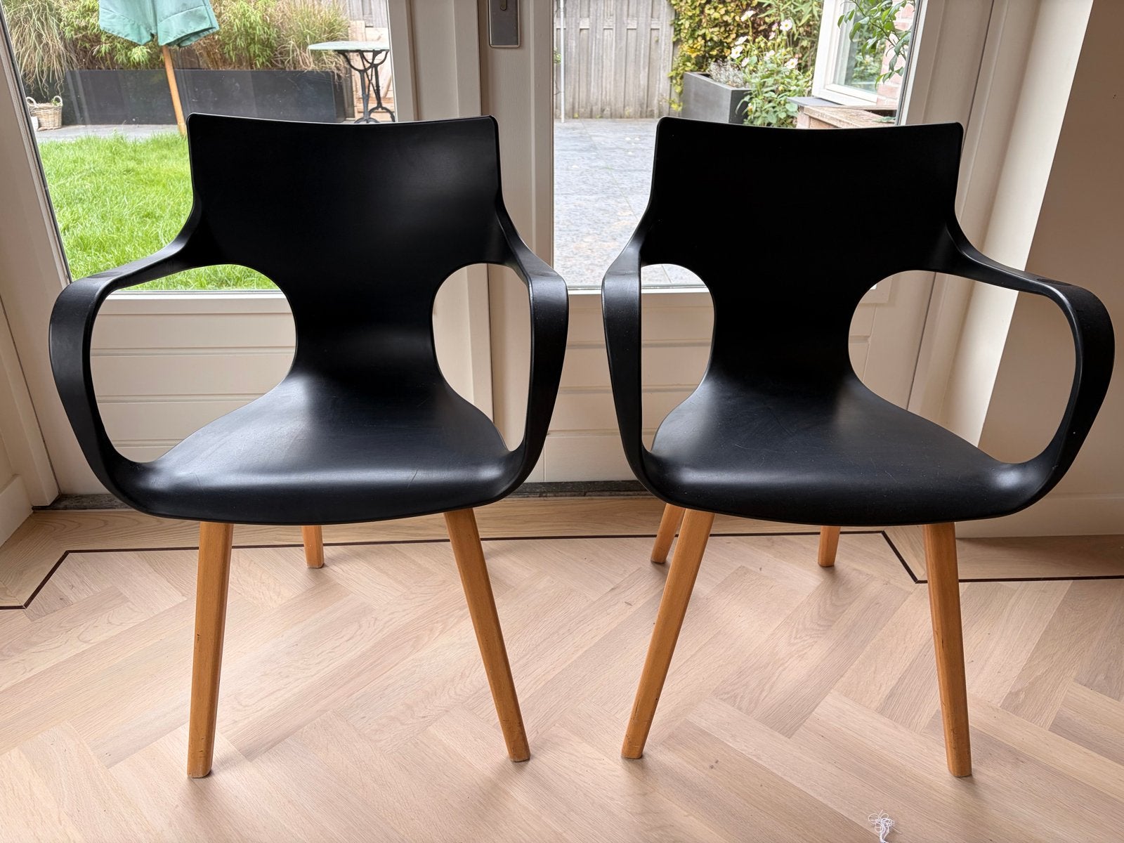 Set zwarte stoelen met houten poten - Zithoogte 42cm, Ophalen, Gebruikt, Twee, Zwart