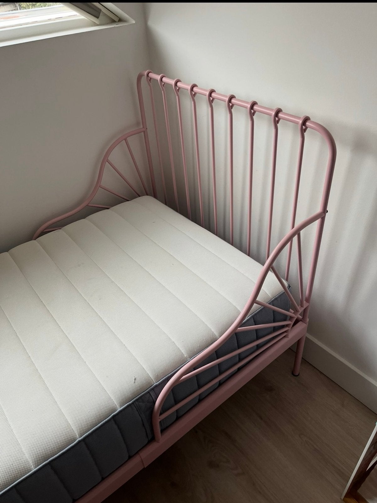bed roze met matras, Ophalen, 85 tot 100 cm, Gebruikt, Matras