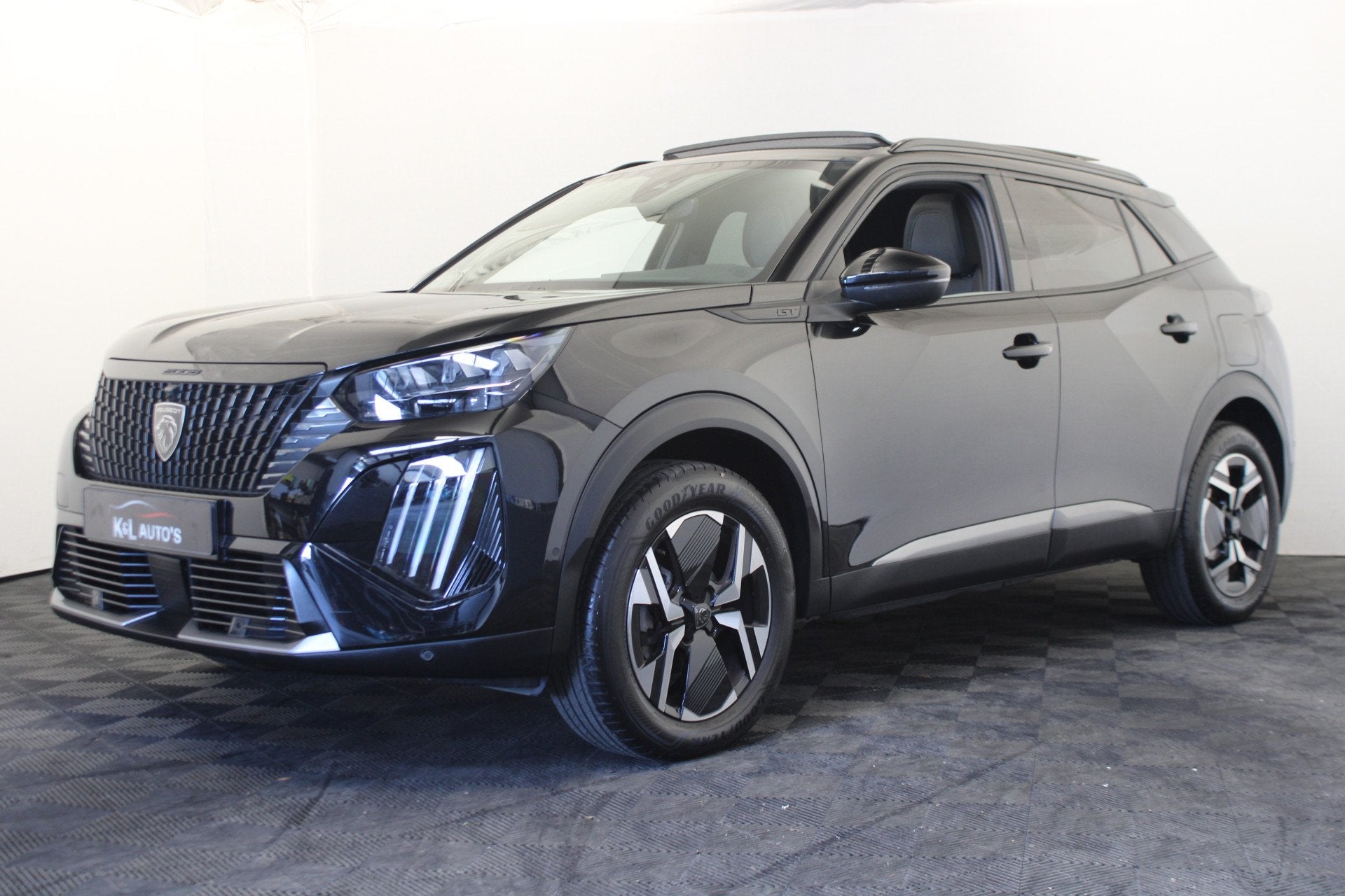 Peugeot 2008 1.2 PureTech 130 GT |Schuifdak|Camera|, Auto's, Gebruikt, Leder en Stof, Zwart, 1180 kg