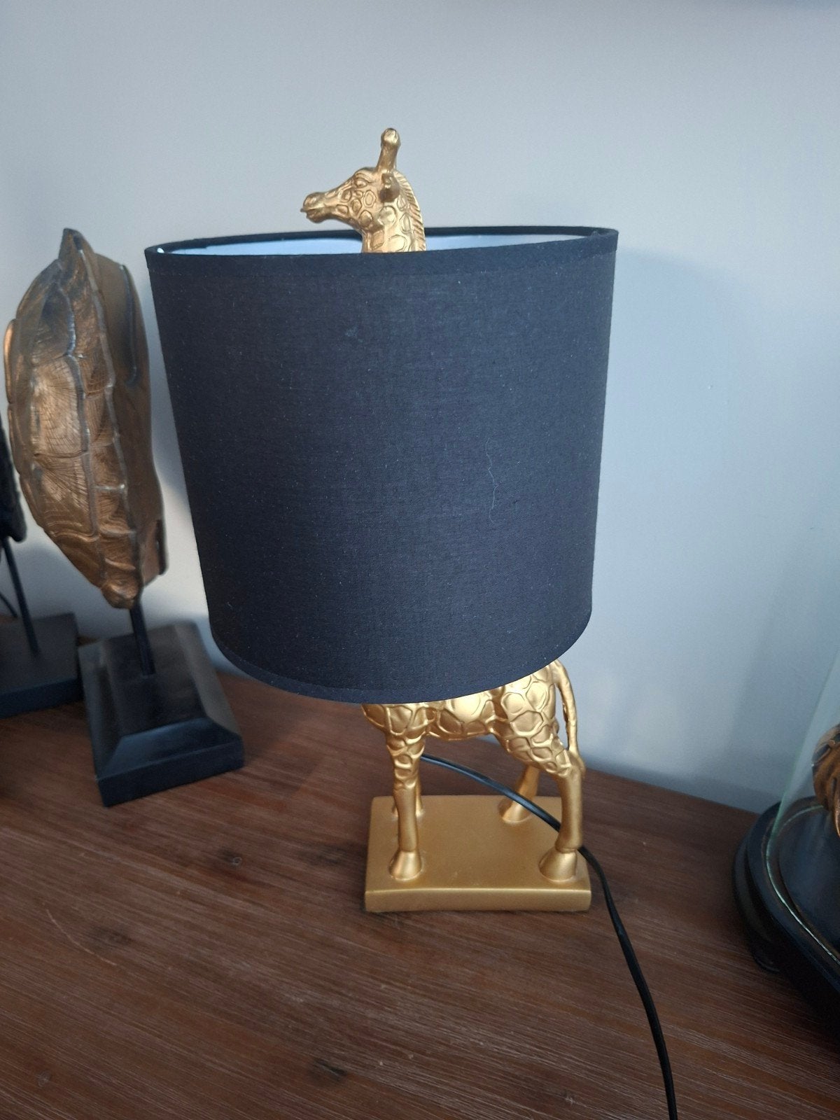 Gouden Giraffe Tafellamp met Zwarte Kap, Goud, Ophalen of Verzenden, Modern, Metaal