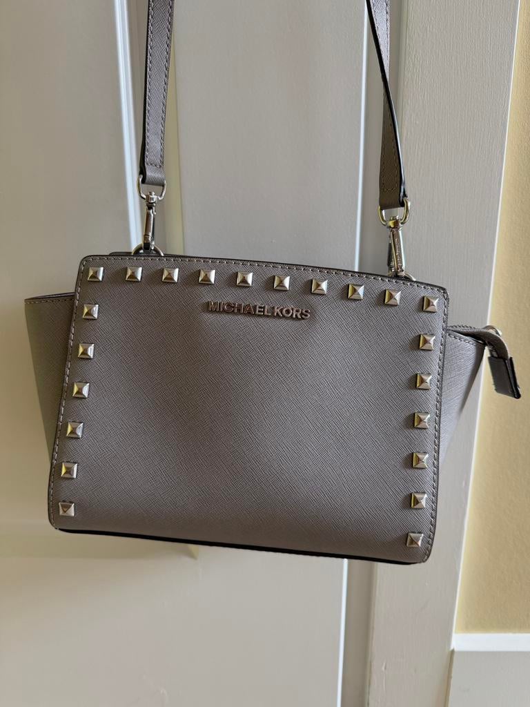 Michael Kors grijze tas met studs - Zo goed als nieuw, Ophalen of Verzenden, Zo goed als nieuw, Grijs, Schoudertasje