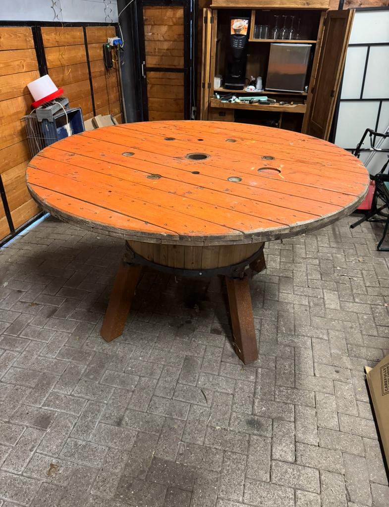 Industriële ronde tafel 190 cm – unieke blikvanger, Tuin en Terras, Tuintafels, Zo goed als nieuw, Rond, Hout, Ophalen