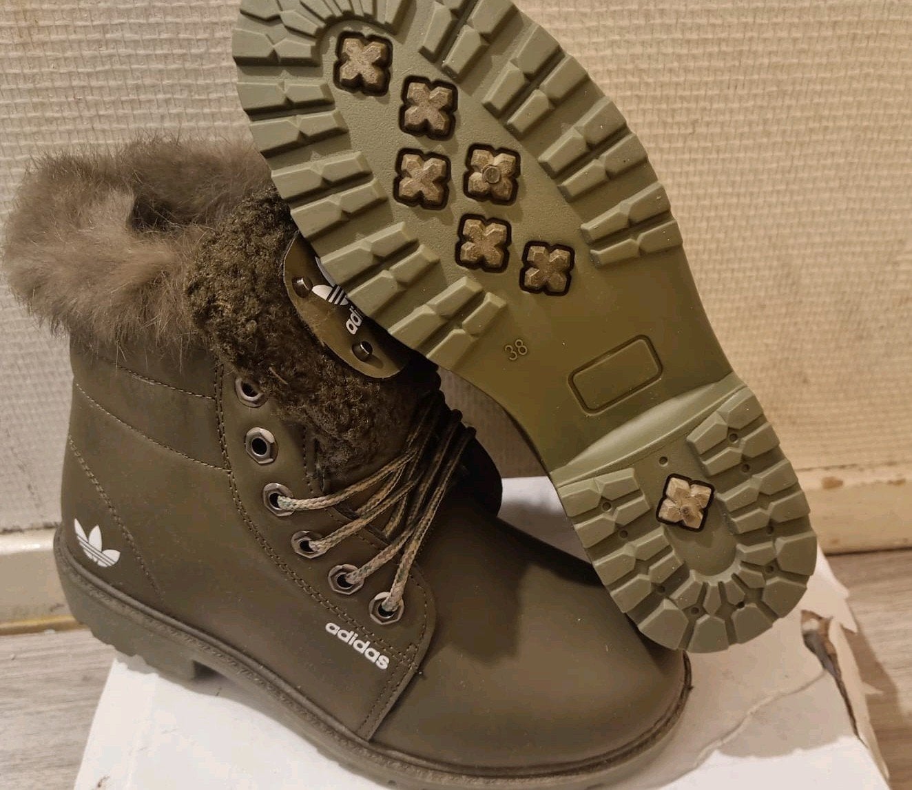 Adidas gevoerde schoenen maat 38., Ophalen, Nieuw, Sneakers of Gympen, Groen
