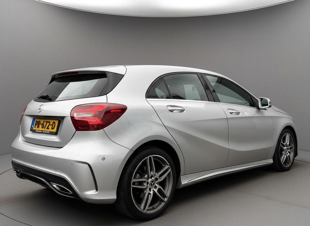 Mercedes A-klasse A180 AMG Aut Cruise Navi Facelift Model NL, Auto's, Gebruikt, 4 cilinders, Leder en Stof, 122 pk