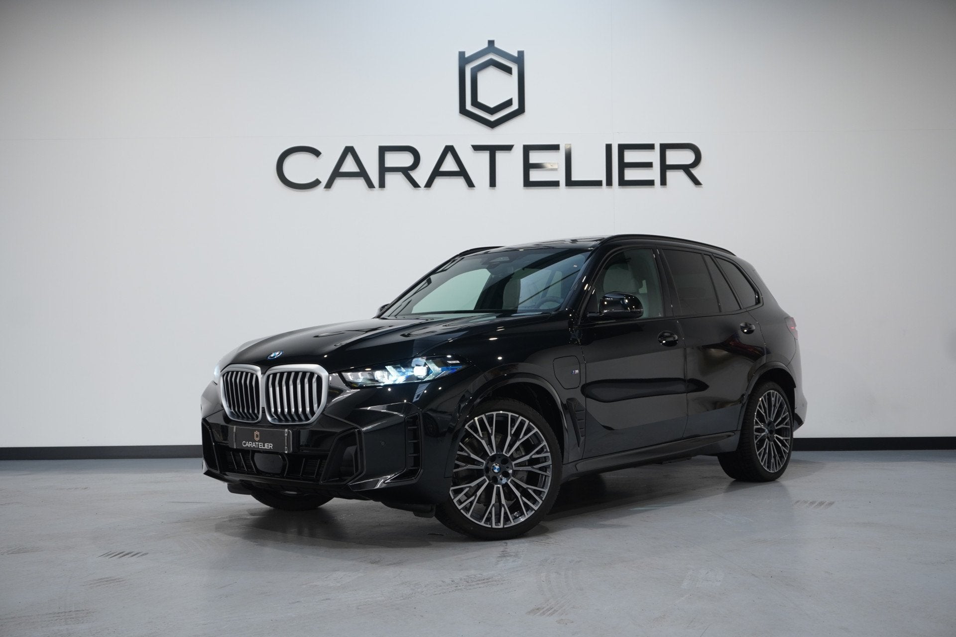 BMW X5 xDrive50e / M-Sportpakket / Panorama / 22'' Velgen, Gebruikt, 2395 kg, Zwart, Origineel Nederlands