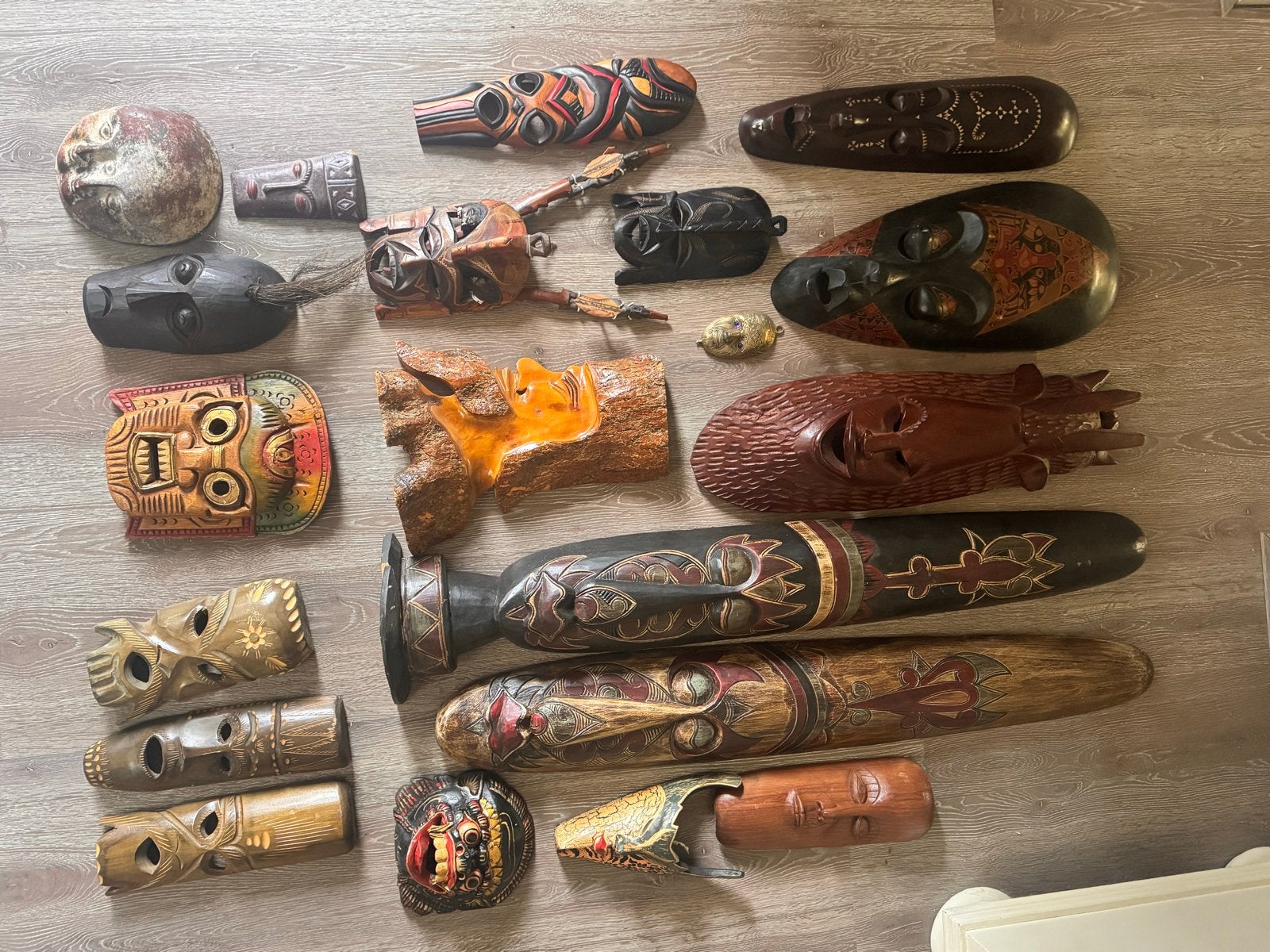 Complete set van diverse houten en lederen maskers, Antiek en Kunst, Hout, Masker, Handgemaakt, Ophalen of Verzenden