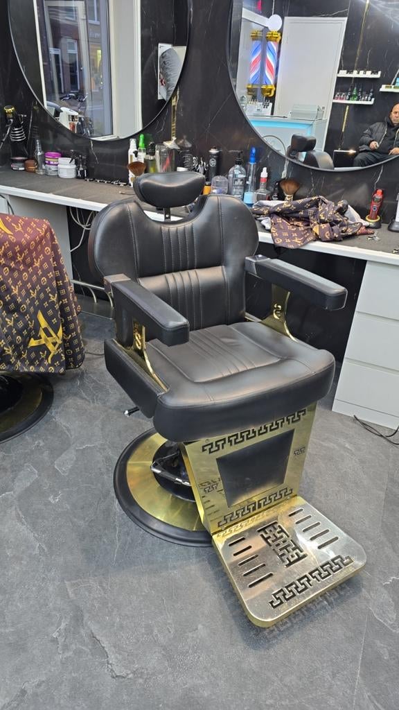 Kappersstoel en kassa bureau en wasstoel