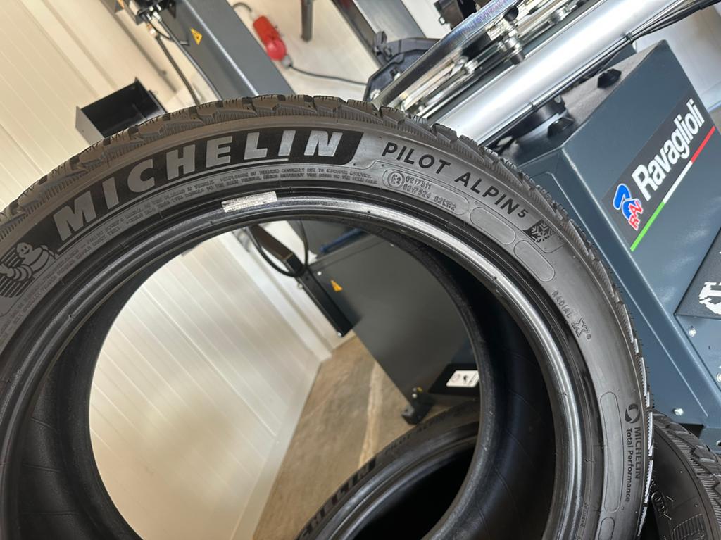 2 Stuks Michelin 235 45 18 Winterbanden Inclusief Montage, Auto-onderdelen, Banden en Velgen, Winterbanden, 18 inch, 235/45 R18