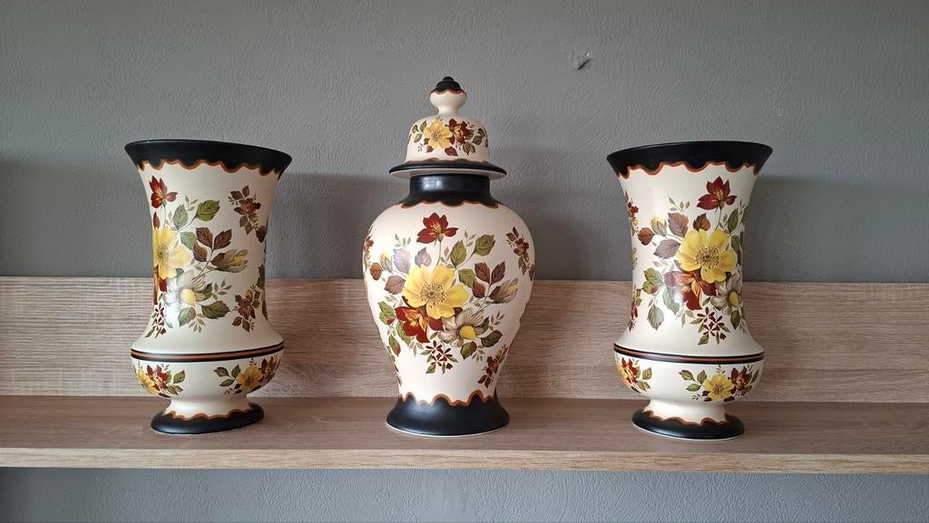 Dit is een driedelig kaststel van Modica Gouda Plateel,, Antiek en Kunst, Ophalen of Verzenden