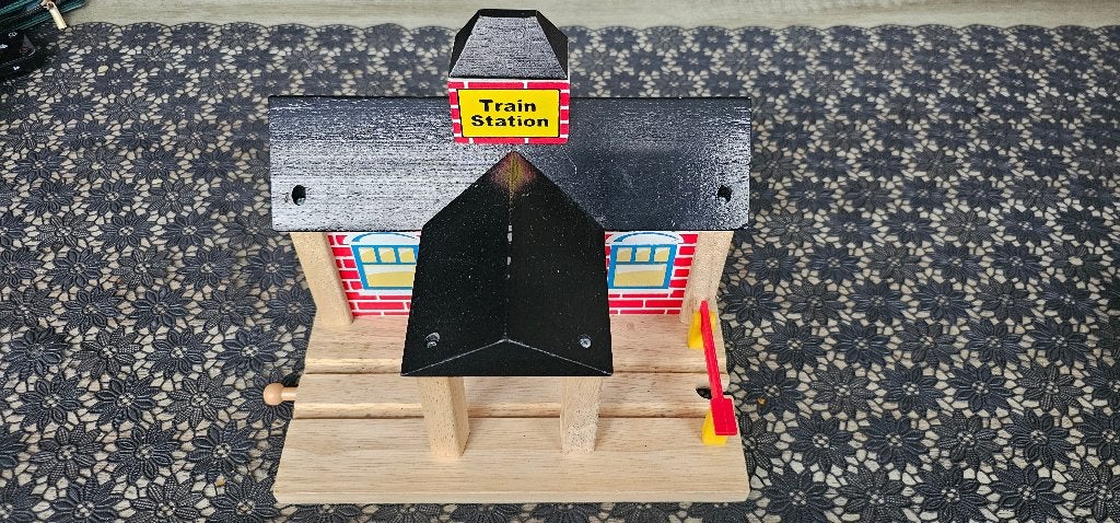 Thomas de trein Hout Station, Kinderen en Baby's, Speelgoed | Thomas de Trein, Ophalen of Verzenden, Zo goed als nieuw