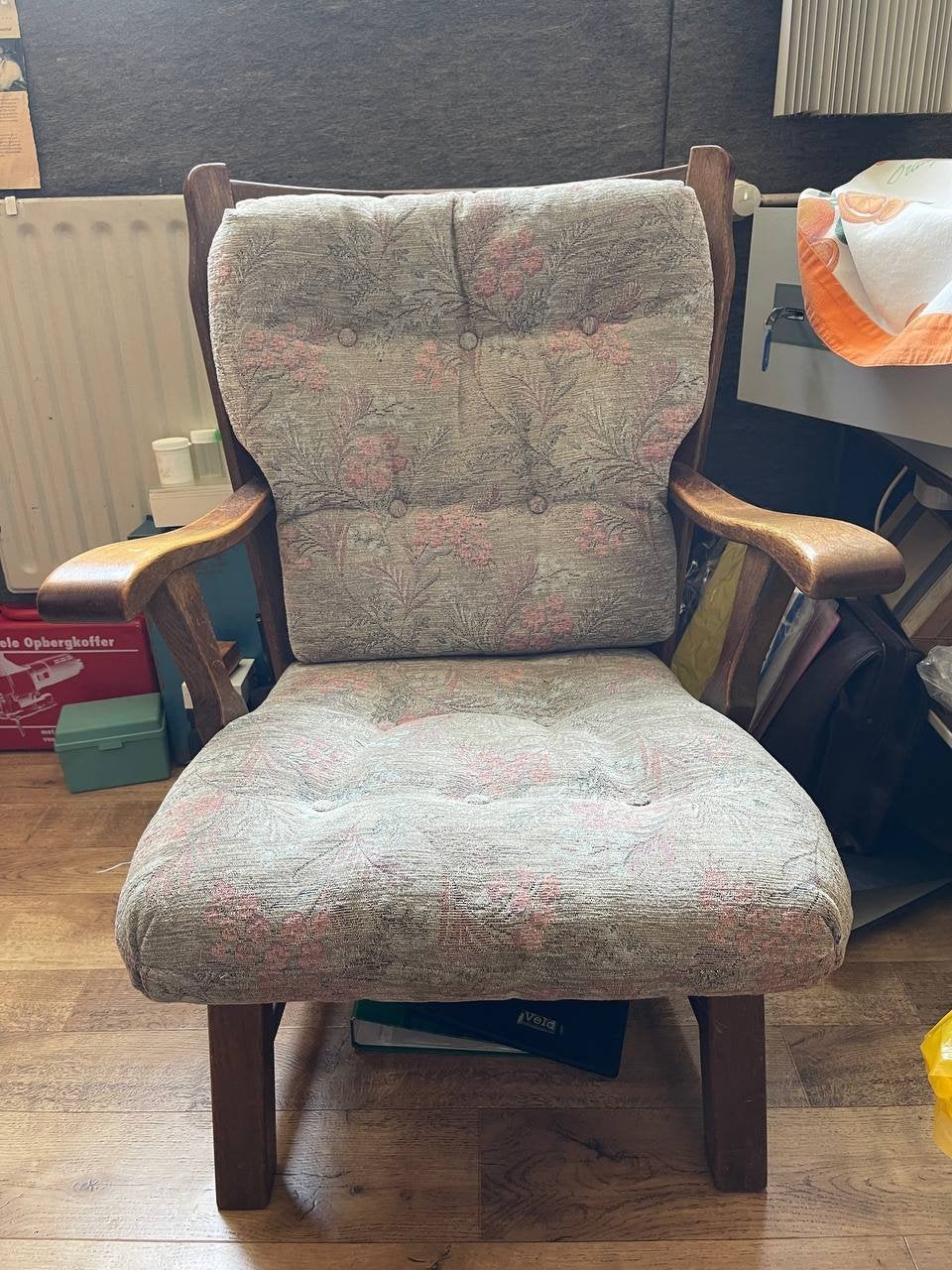 Vintage houten stoel met bloemenkussen, Huis en Inrichting, Stoelen, Ophalen, Gebruikt, Bruin, Vintage